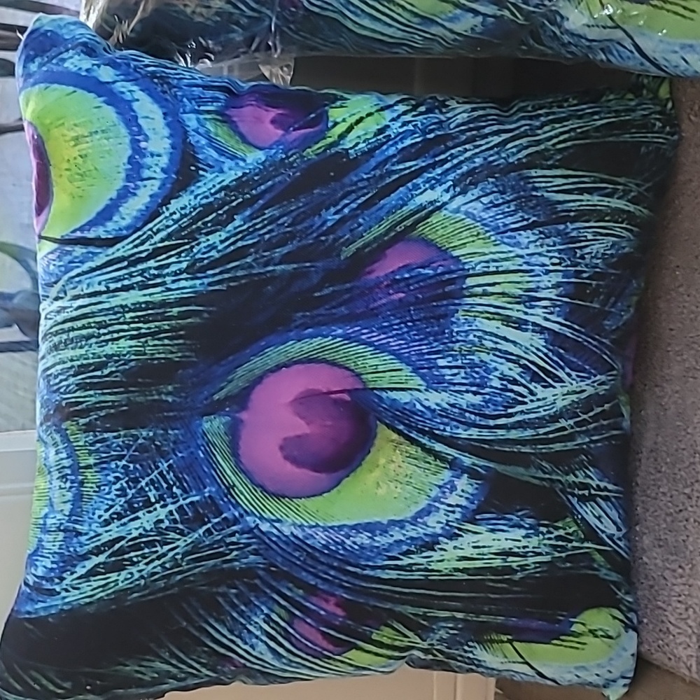 Queen comforter - Peacock design w/3 Pillows - Made in USA